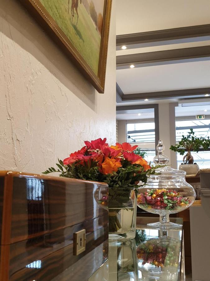 Hotel Restaurant Le Dauphin Et Le Spa Du Prieure 캉 외부 사진