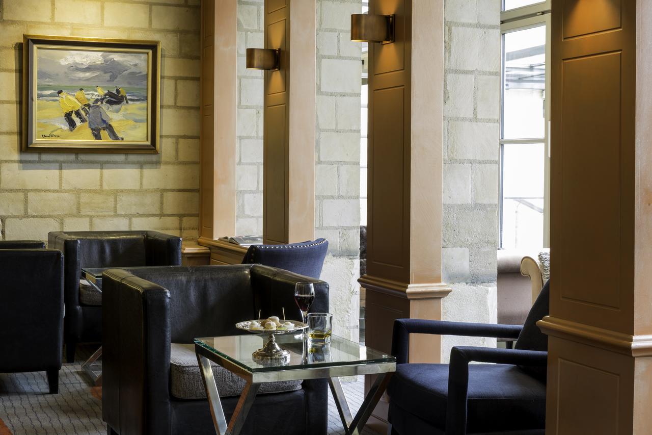 Hotel Restaurant Le Dauphin Et Le Spa Du Prieure 캉 외부 사진