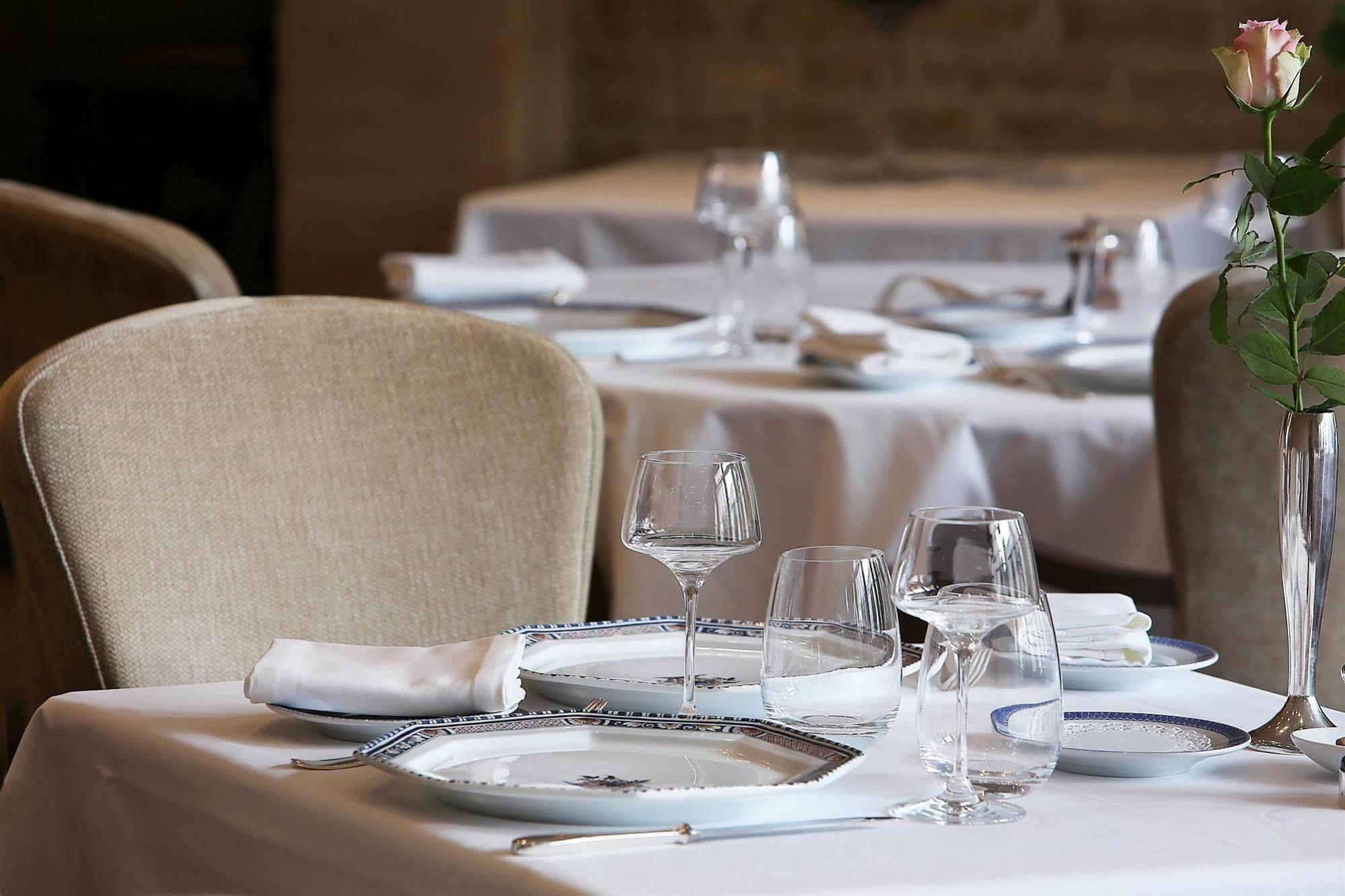 Hotel Restaurant Le Dauphin Et Le Spa Du Prieure 캉 외부 사진